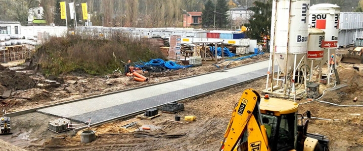 Układamy na zewnątrz kostkę brukową. Układamy na zewnątrz kostkę brukową.